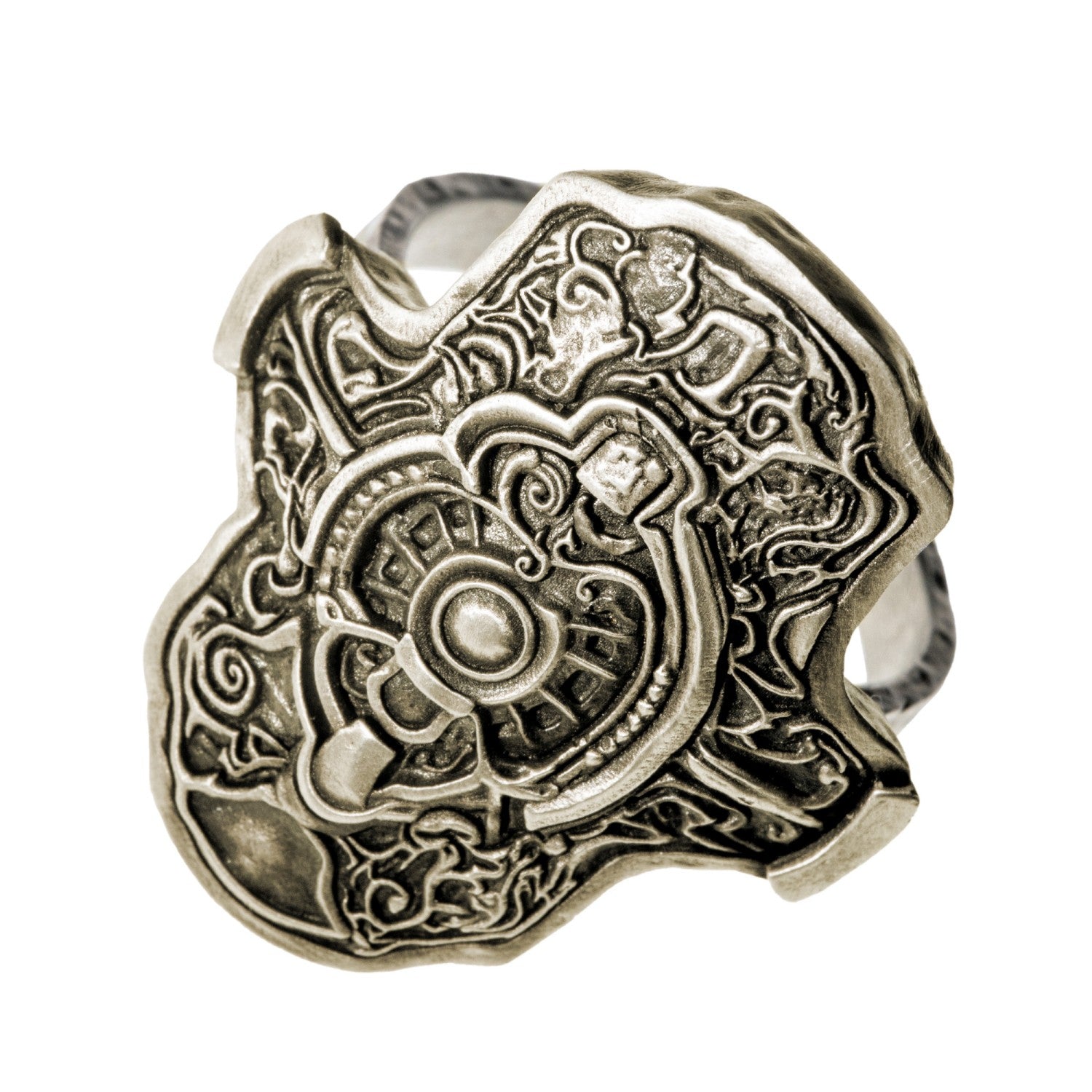 Ring of Steel Protection
Ring of the Knight King of ancient legend. Increases physical damage absorption. 
The Knight King was said to be lined with steel on the inside, such that even the talons of mighty dragons did him little harm.
PRODUCT PARAMETER
Brand: STARFORGED (Licensed by Bandai Namco Entertainment Inc.)
Name: Ring of Steel Protection
Material: White Copper
Size: Height 22.7 mm × Width 25.5 mm
Weight: Approx. 10.8 g
Note: Color variations may occur due to lighting conditions during photogra